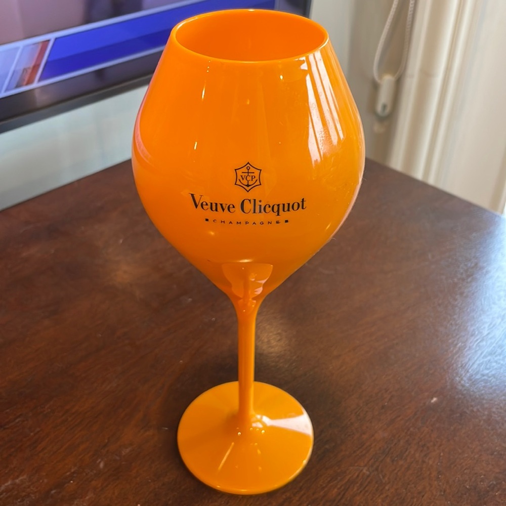 AUTHENTIC VEUVE CLICQUOT CHAMPAGNE ACRYLIC/PLASTIC GLASS!
